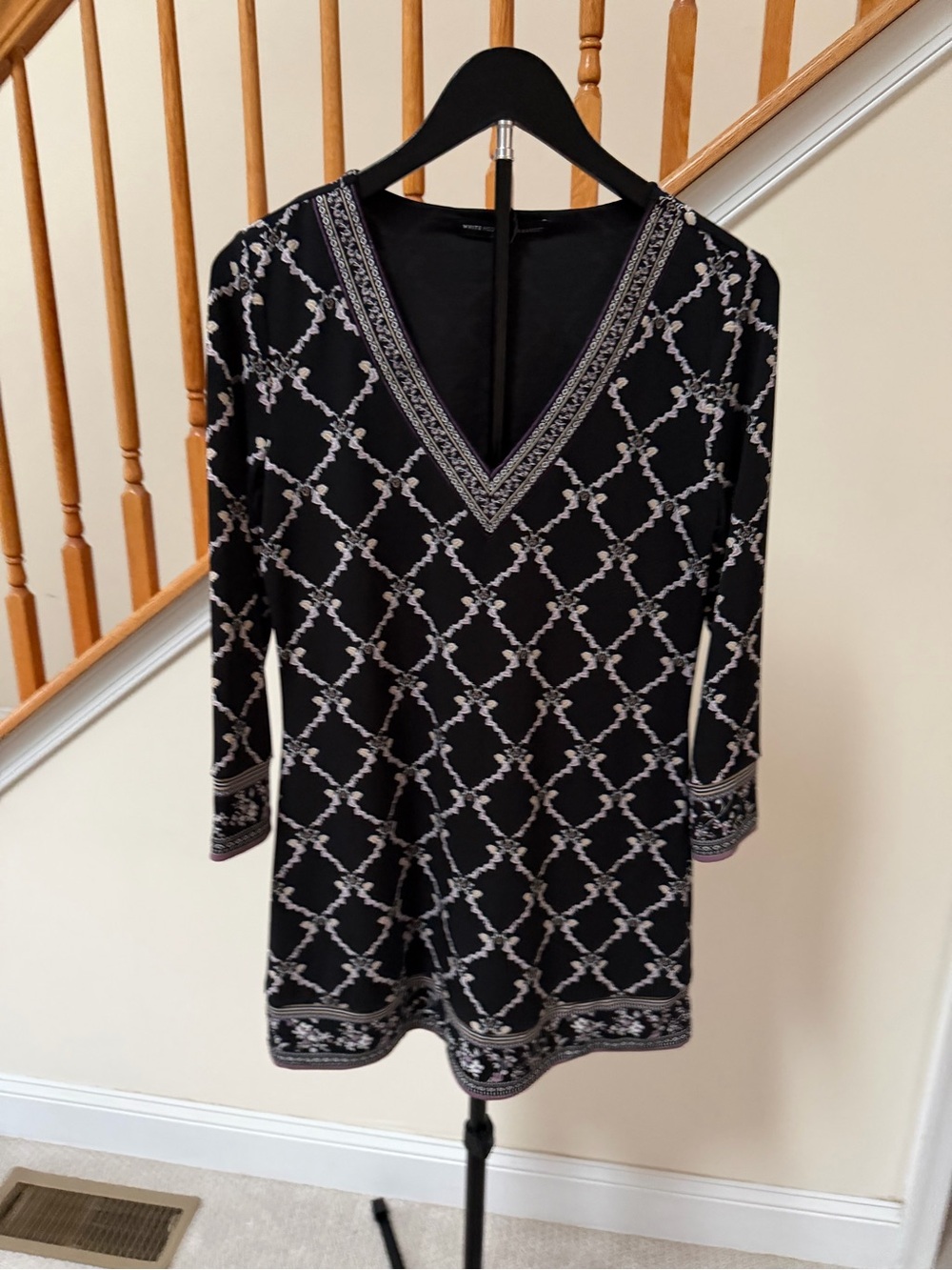 White House Black Market Black and White V-Neck Long Sleeve Tunic Dress